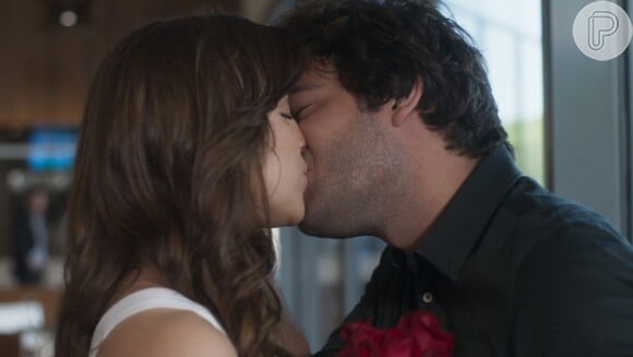 Marina (Alice Wegmann) e Tiago (Humberto Carrão) estão há uma semana juntos, em um hotel em Curitiba, na novela 'A Lei do Amor'