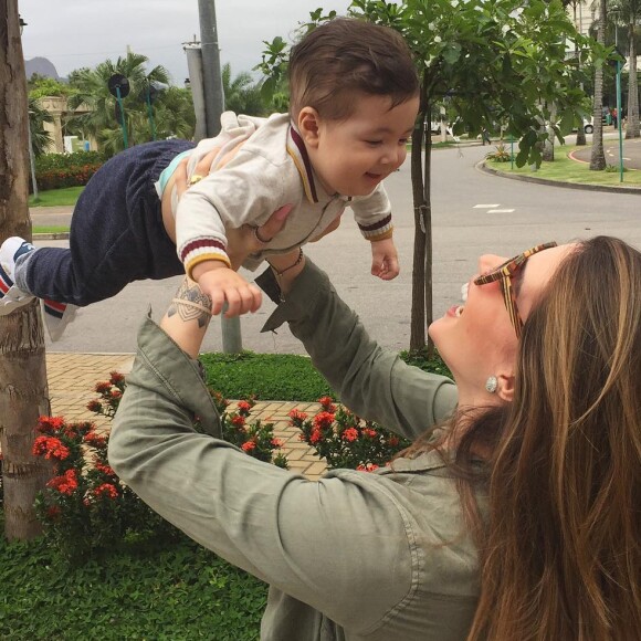 Ex-BBB Aline Gotschalg deu adeus aos cabelos loiros e agora está com os fios castanhos