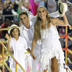 Ivete Sangalo passou na Marquês de Sapucaí pela Grande Rio duas vezes no mesmo desfile: no chão, junto da comissão de frente, e no carro, acompanhada do marido, Daniel Cady, e do filho, Marcelo