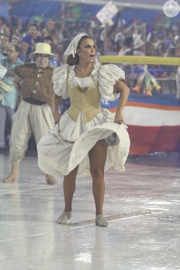 Ivete Sangalo se entregou de corpo e alma na Avenida, cantando e dançando a coreografia da comissão de frente da Grande Rio