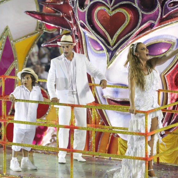 Depois de desfilar na comissão de frente, Ivete Sangalo correu para acompanhar o marido Daniel Cady e Marcelo, seu filho, no último carro da Grande Rio