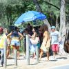 Atores de 'Sol Nascente' gravaram cenas da novela em praia do Rio nesta quinta-feira, 2 de março de 2017