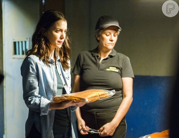 Júlia (Nathalia Dill) é presa e sua única esperança é Lorena (Nathalia Dill) vir ao Brasil para inocentá-la, na novela 'Rock Story'