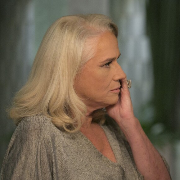 Durante briga com Zélia, Mág (Vera Holtz) leva um tapa da detenta, na novela 'A Lei do Amor': 'Devia é te dar uma porrada!'