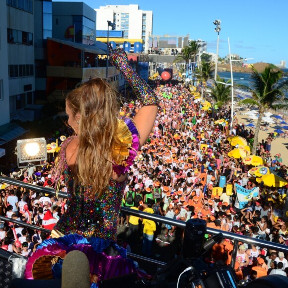 Durante sua apresentação, Ivete protagonizou um momento inusitado ao comprar todos os algodões-doce de um vendedor ambulante do alto do trio