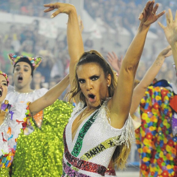 Em um piscar de olhos a cantora baiana substituiu a fantasia de lavadeira por um body brilhoso estampado com fitas do Senhor do Bonfim