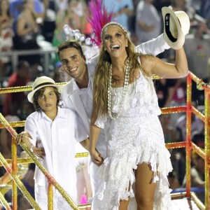 Ivete correu bastante, trocou novamente de fantasia e encerrou o desfile no alto do último carro alegórico da Grande Rio, ao lado do filho e do marido