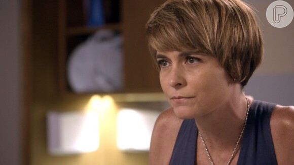 Helô (Claudia Abreu) sente o baque ao saber que Letícia (Isabella Santoni) está com câncer mais uma vez, na novela 'A Lei do Amor'