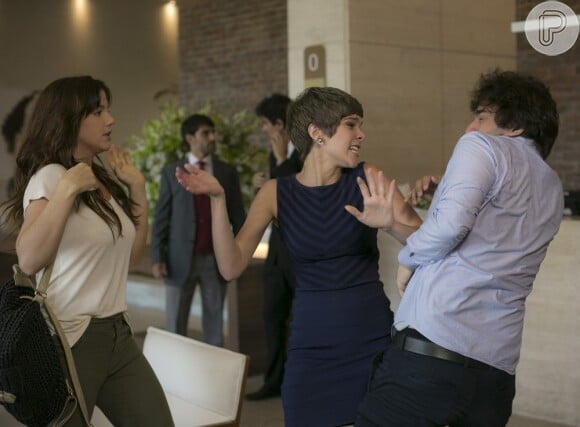 Tiago (Humberto Carrão) passou uma semana traindo Letícia (Isabella Santoni) com Marina (Alice Wegmann) e foi flagrado, na novela 'A Lei do Amor'