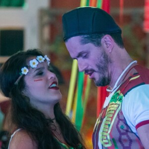 Emilly esquentou o clima com Marcos, no 'BBB17', ao fazer pedido picante: 'Goza na minha boca'