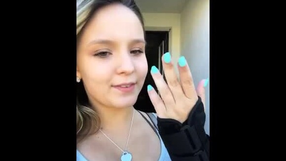 Larissa Manoela imobiliza a mão durante férias em Orlando: 'Nada demais'. Vídeo!
