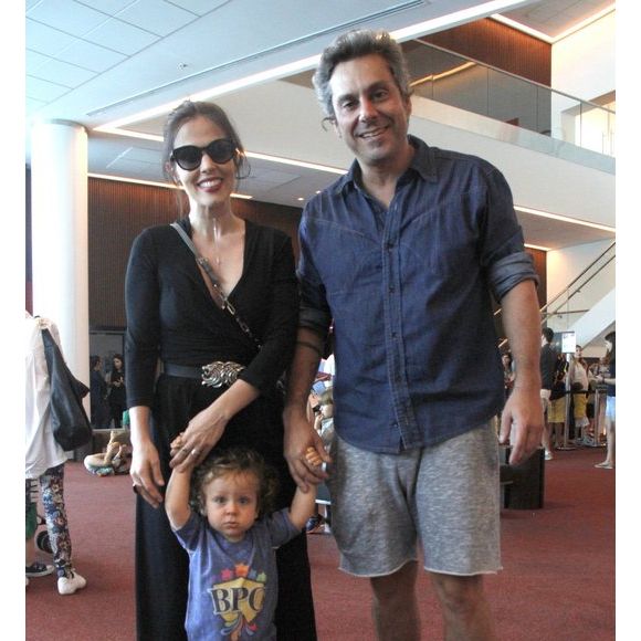 Noá, de 1 ano, filho de Alexandre Nero e Karen Brusttolin, roubou a cena em estreia de musical