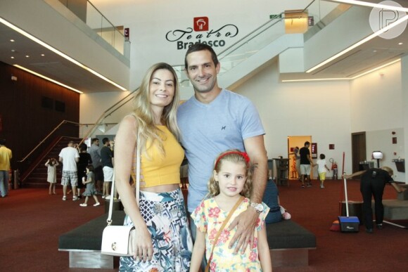 Iran Malfitano e a mulher, Nany Franco, levaram a filha, Laura, de 5 anos, ao Teatro Bradesco, na Zona Oeste do Rio