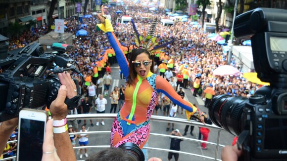 Look de Anitta no Bloco das Poderosas vira meme e web detona: 'Mal vestida'