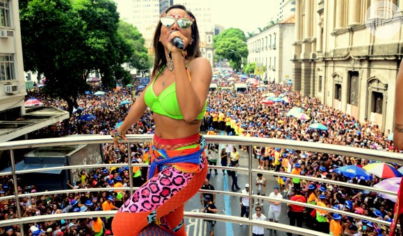 Anitta arrastou uma multidão pelas ruas do Rio