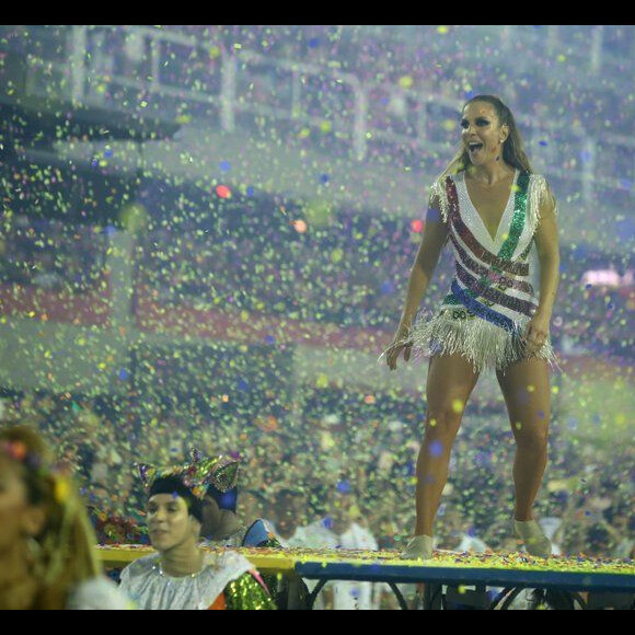 Ivete Sangalo levantou o público no desfile das campeãs