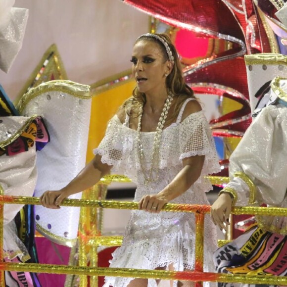 Ivete Sangalo, desta vez, desfilou sem a companhia do marido e do filho