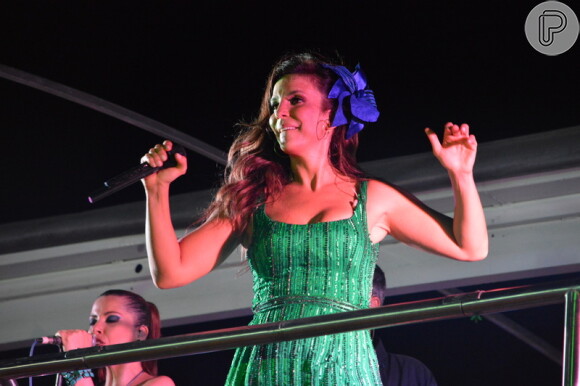 De vestido curto e flor nos cabelos, Ivete Sangalo cantou os seus hits em cima do trio elétrico em Salvador, na Bahia
