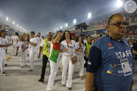 Fátima Bernardes fez selfies com fãs no desfile de carnaval da Grande Rio