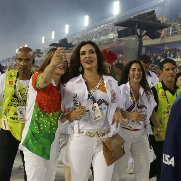 Fátima Bernardes fez selfies com fãs no desfile de carnaval da Grande Rio