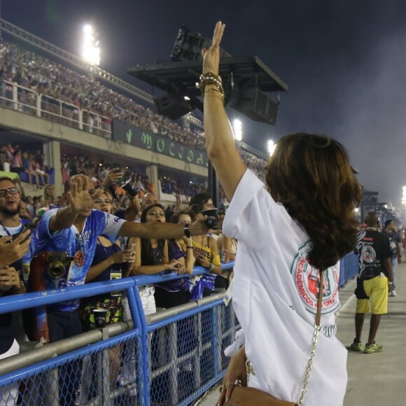 Fátima Bernardes parou para acenar para o público enquanto desfilava pela Grande Rio