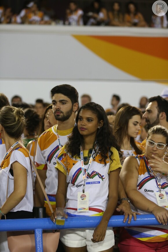 Aline Dias e o namorado, Rafael Cupello, foram assistir as campeãs do carnaval do Rio