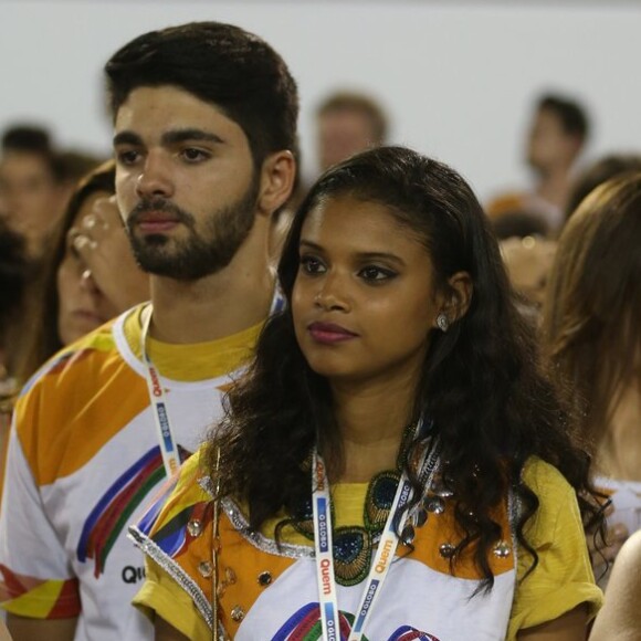 Aline Dias e o namorado, Rafael Cupello, foram assistir as campeãs do carnaval do Rio