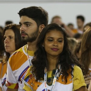 Aline Dias não se feriu após parte de alegoria da Unidos da Tijuca desabar na madrugada de terça-feira, 28 de fevereiro de 2017: 'Foram momentos terríveis. Tomei aquele susto porque o incidente foi atrás de mim'