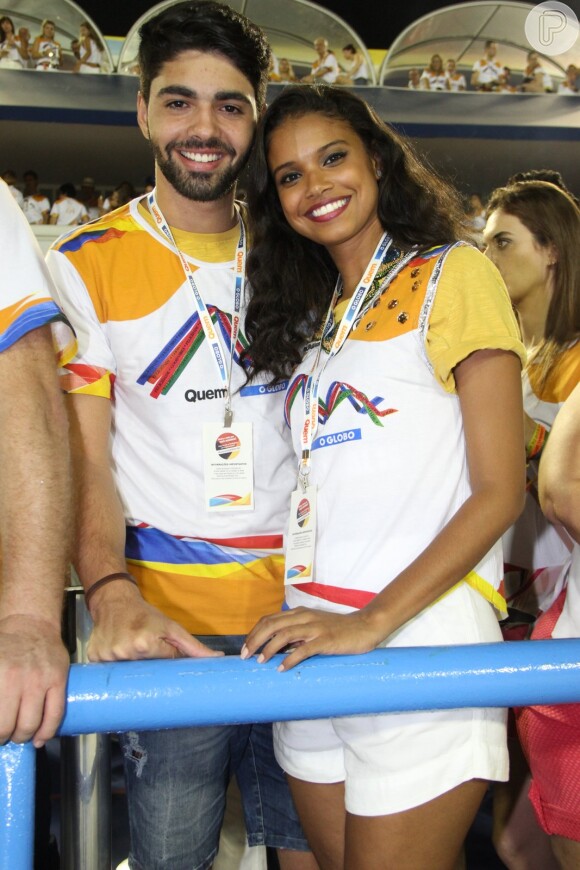 Aline Dias voltou a Sapucaí com o namorado, Rafael Cupello, na noite deste sábado, 4 de março de 2016, após levar um susto durante o desfile da Unidos da Tijuca