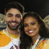 Aline Dias levou o namorado, Rafael Cupello, de quem admitiu sentir ciúmes, para o desfile das campeãs, na Sapucaí