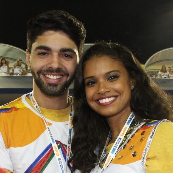 Aline Dias levou o namorado, Rafael Cupello, de quem admitiu sentir ciúmes, para o desfile das campeãs, na Sapucaí