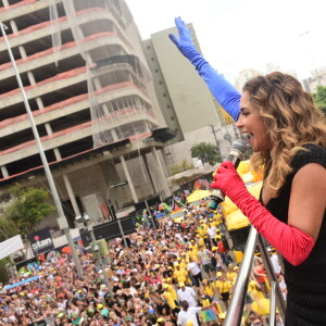 Daniela Mercury levou os fãs ao delírio ao cantar 'O canto da cidade'