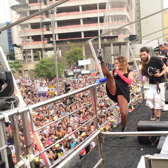 Daniela Mercury se divertiu durante a apresentação