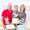 Ana Hickmann posou na mesa do bolo com o filho e o marido, Alexandre Corrêa
