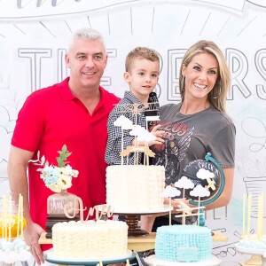Ana Hickmann posou na mesa do bolo com o filho e o marido, Alexandre Corrêa