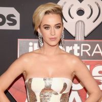 Katy Perry mostra novo visual com os cabelos curtinhos em premiação