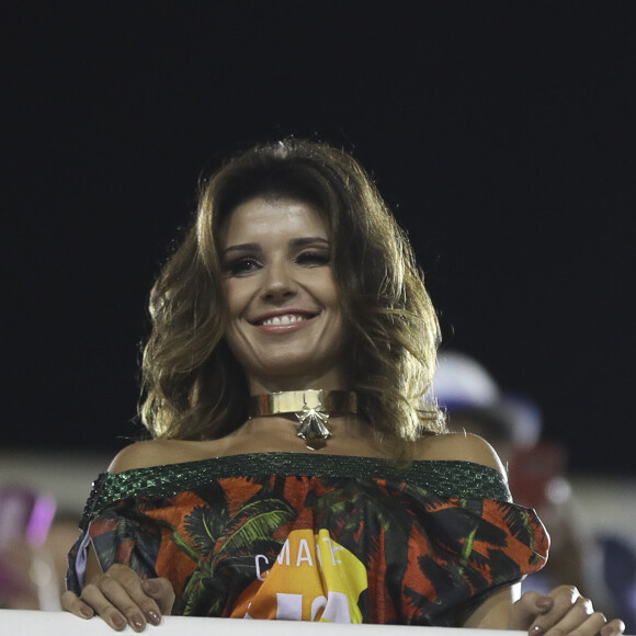 Paula Fernandes teve a companhia do amigo o stylist Eduardo Amarante para assistir o desfile das escolas de samba campeãs do Rio