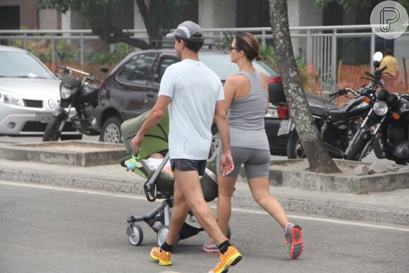 Guilhermina Guinle passeou com o marido, Leonardo Antonelli, e a filha, Minna, de 5 meses, em Ipanema
