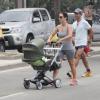Guilhermina Guinle passeou com a filha, Minna, de 5 meses, e o marido, Leonardo Antonelli, na orla da praia de Ipanema, Zona Sul do Rio de Janeiro, neste domingo, 16 de fevereiro de 2014