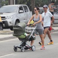 Guilhermina Guinle passeia com a filha, Minna, e o marido pela orla de Ipanema