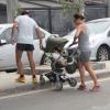 Guilhermina Guinle passeou com a filha, Minna, de 5 meses, e o marido, Leonardo Antonelli, na orla da praia de Ipanema, Zona Sul do Rio de Janeiro, neste domingo, 16 de fevereiro de 2014