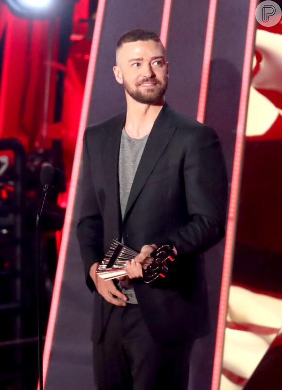 Justin Timberlake foi discreto e optou por usar paletó sobre uma camisa básica cinza no iHeartRadio Music Awards, que aconteceu na Califórnia, Estados Unidos, na noite deste domingo, 5 de março de 2017 