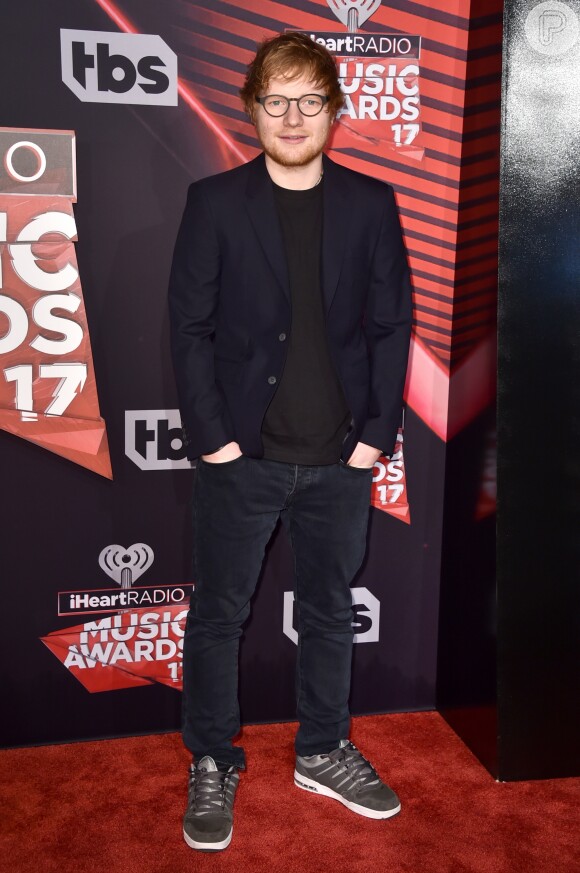 Discreto, Ed Sheeran usou calça jeans, tênis, blusa preta básica e blazer no tapete vermelho do iHeartRadio Music Awards, que aconteceu na Califórnia, Estados Unidos, na noite deste domingo, 5 de março de 2017 