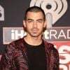 O cantor combinou a jaqueta estampada com uma camisa básica preta para o iHeartRadio Music Awards, que aconteceu na Califórnia, Estados Unidos, na noite deste domingo, 5 de março de 2017 