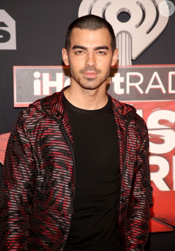 O cantor combinou a jaqueta estampada com uma camisa básica preta para o iHeartRadio Music Awards, que aconteceu na Califórnia, Estados Unidos, na noite deste domingo, 5 de março de 2017 