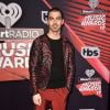 Joe Jonas mostrou estilo com seu look no tapete vermelho do iHeartRadio Music Awards, que aconteceu na Califórnia, Estados Unidos, na noite deste domingo, 5 de março de 2017 