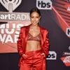 Karrueche Tran, ex-namorada de Chris Brown, usou um sutiã rendado com calça e blazer no iHeartRadio Music Awards, que aconteceu na Califórnia, Estados Unidos, na noite deste domingo, 5 de março de 2017 