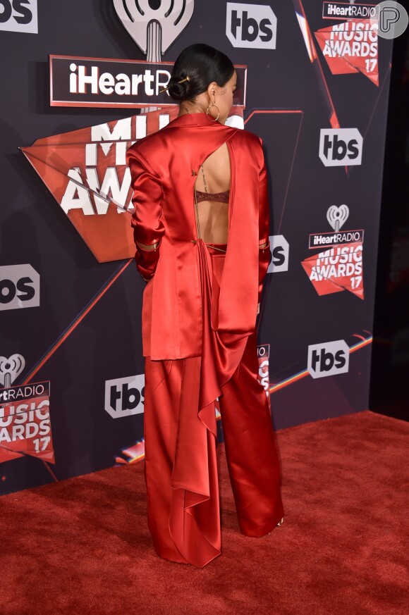 Karrueche Tran apostou em uma combinação semelhante a da cantora Halsey no iHeartRadio Music Awards, que aconteceu na Califórnia, Estados Unidos, na noite deste domingo, 5 de março de 2017