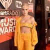 A cantora Halsey fez o tapete vermelho do iHeartRadio Music Awards parar ao chegar com um look monocromático amarelo