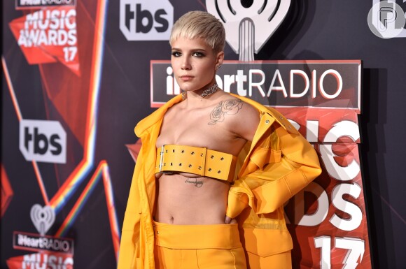 A cantora Halsey transformou o cinto em um top no iHeartRadio Music Awards, que aconteceu na Califórnia, Estados Unidos, na noite deste domingo, 5 de março de 2017 